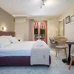 Athina アパートホテル 3*